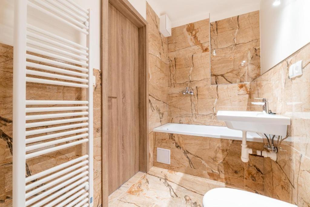 Brand New #24 In Elite With Free Secure Parking In The Center Apartmán